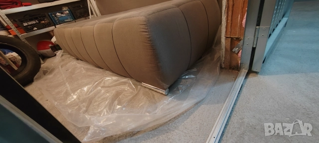 Капитониран диван Jysk 195x90 cm , снимка 4 - Дивани и мека мебел - 52512069