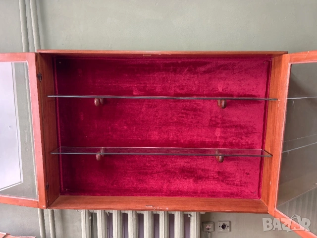 Дървена витрина за стена, снимка 3 - Антикварни и старинни предмети - 53923429