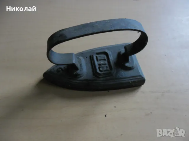 Старинна метална ютия