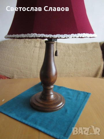  	Висока дизайнерска настолна лампа с червена шапка - 2, снимка 2 - Настолни лампи - 53896622