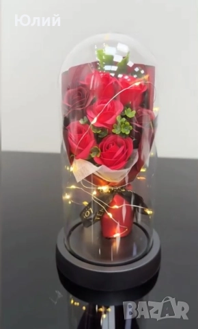 Вечен романтично осветен букет рози.