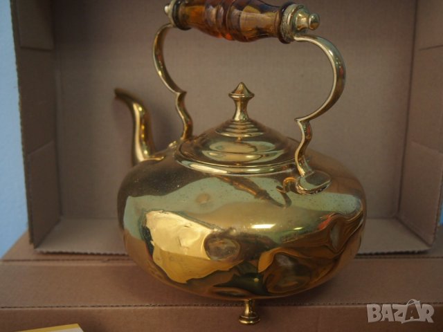 Стар винтидж месингов чайник с кехлибарена дръжка и 4 крачета, снимка 4 - Антикварни и старинни предмети - 37497262