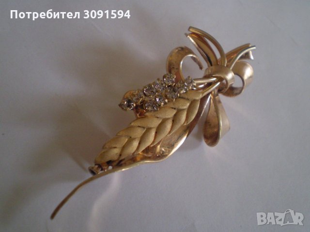 Красива старинна позлатена брошка