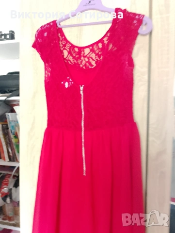 Продавам червена рокля, размер Цветът е наситено червен, точно като на снимките. Роклята ., снимка 2 - Рокли - 54178221