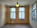 Продава едноетажна къща заедно с 2/3 ид.ч от двора в широк център, снимка 1