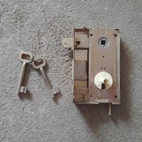 Ретро брава 5ца с два ключа, снимка 2 - Антикварни и старинни предмети - 42840619
