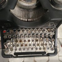 Пишеща машина Olivetti , снимка 1 - Антикварни и старинни предмети - 32141475