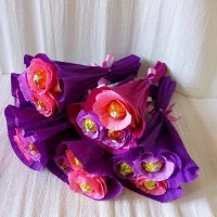 Букети с три рози и бонбони, снимка 2 - Изкуствени цветя - 30252791