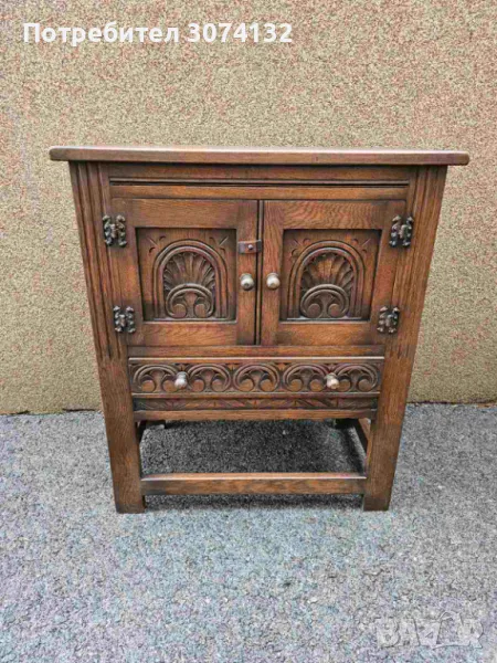 Шкаф в Готически стил с дърворезба, снимка 1