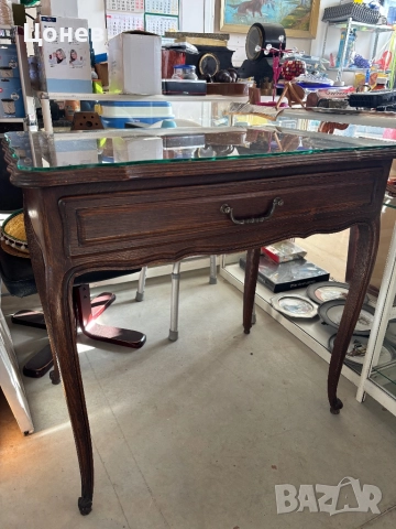 Маса с чекмедже и стъклен плот