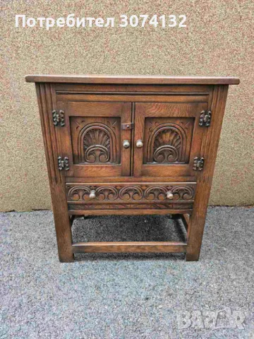 Шкаф в Готически стил с дърворезба