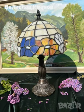 Винтидж лампа стил Tiffany в прекрасти цветове и отлично състояние. Работеща.