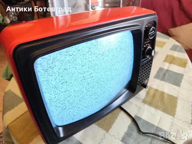 ретро стар малък телевизор Sharp