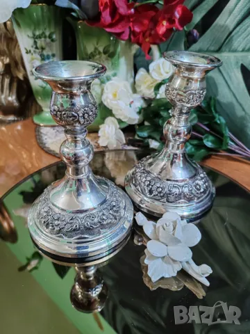 Комплект изключително красиви свещници с богати, изящни гравюри.