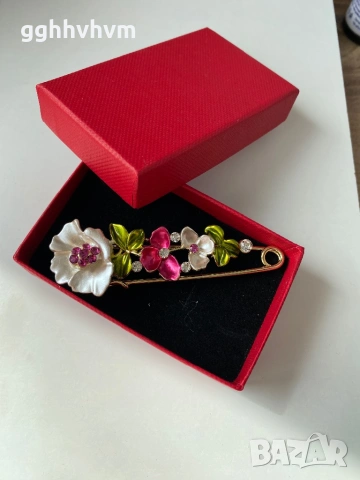 Брошка с кутия