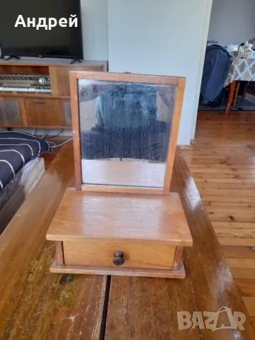 Стара дървена тоалетка