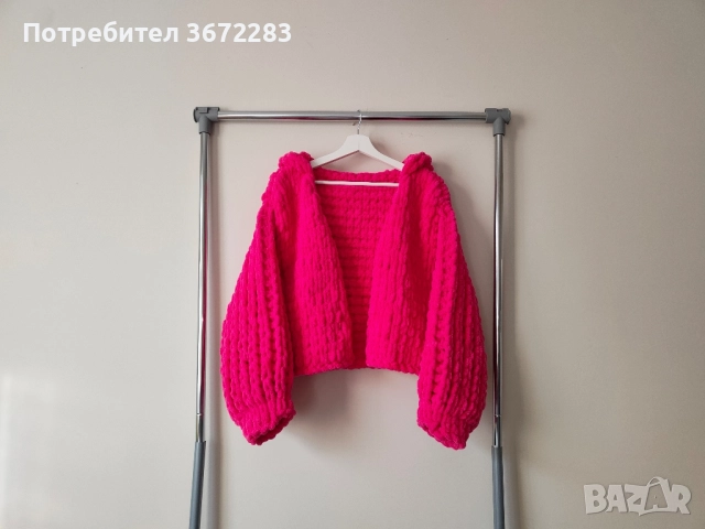 Ръчно плетена жилетка с качулка