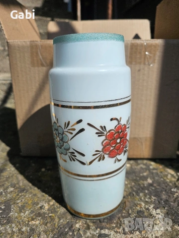 Винтидж порцеланова ваза с флорални мотиви и златен кант