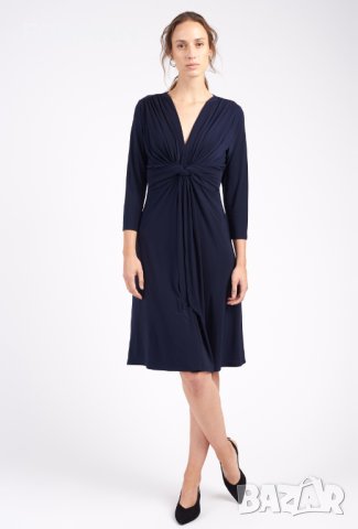 СТИЛНА и ЕЛЕГАНТНА черна рокля с остро деколте и 7/8 дължина на ръкава 