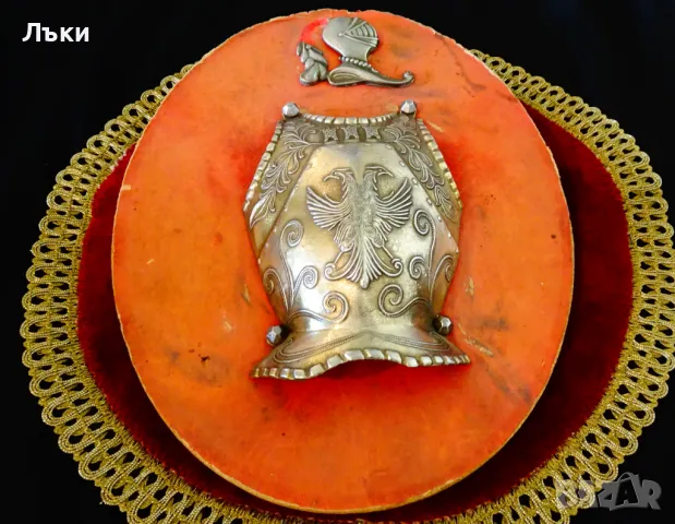 Рицарско пано с рицарска броня. 