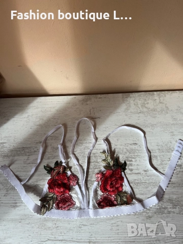 Ново бяло дантелено бюстие с лента и бродирано цвете и регулиращи се презрамки S , M , L , XL размер
