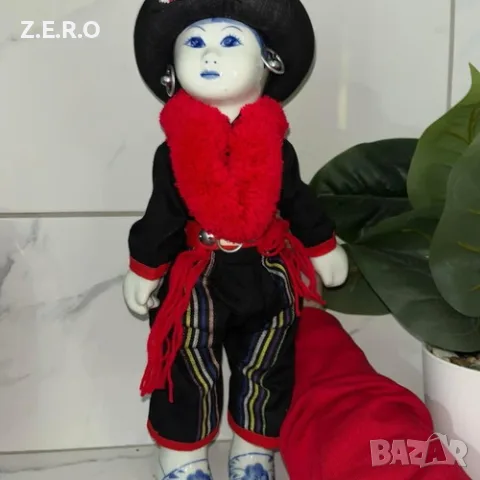 Винтидж порцеланова кукла на племето Яо като ново