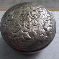 Стара кръгла метална кутия, снимка 1 - Антикварни и старинни предмети - 36633788