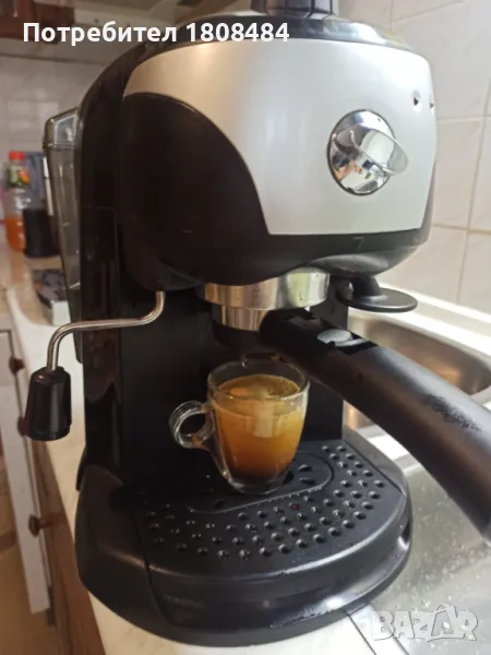 Кафемашина Делонги с ръкохватка с крема диск, работи отлично и прави хубаво кафе с каймак , снимка 1