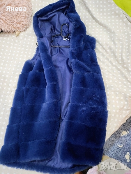 Пухен дамски елек с качулка, снимка 1