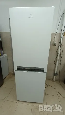 Хладилник с фризер INDESIT , снимка 3 - Хладилници - 55877270