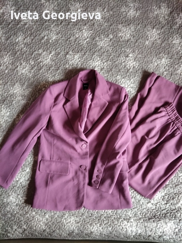 Лилав дамски костюм 