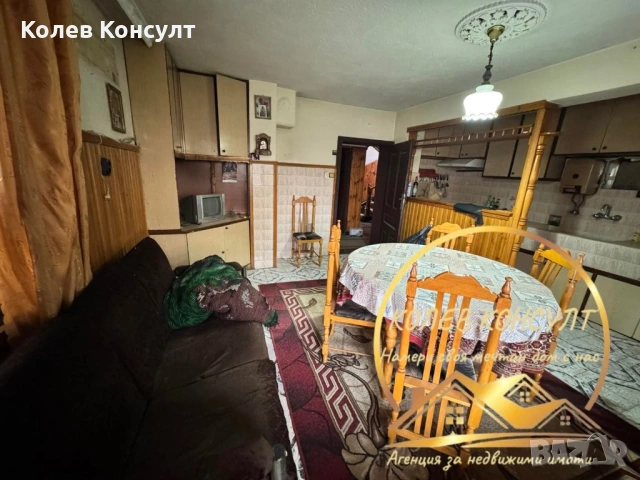 Триетажна къща с търговски помещения град Харманли, снимка 11 - Къщи - 53905651