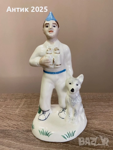 Винтидж порцеланова статуетка „Ловец с куче“, Коростенски порцеланов завод, СССР