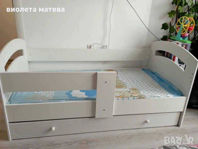 Детско легло с матрак и чекмеджета