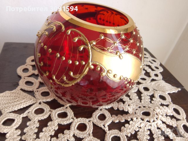 ваза от ръчно издухано рубинено червено художествено стъкло с ръчно емайлирана  с флорално-листен ди, снимка 1 - Антикварни и старинни предмети - 44313444