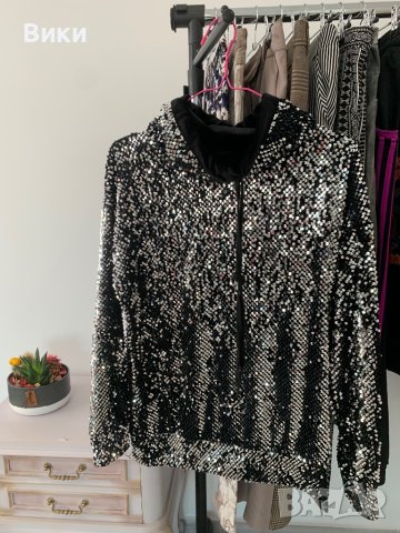 Дамска блуза с паети на размер М, снимка 3 - Блузи с дълъг ръкав и пуловери - 44430958