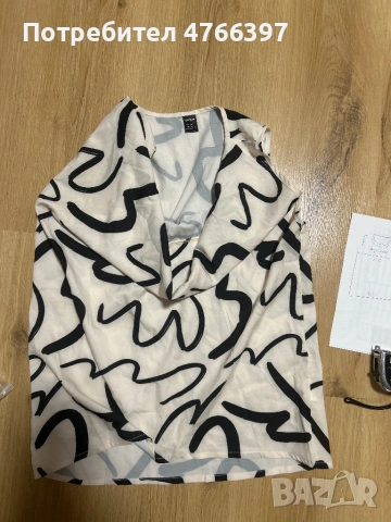 Елегантен потник тип блузза за лятото с френско деколте леко кремсв цвят с черни мотиви