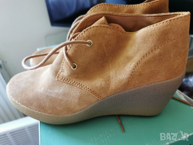 Топли  естетвен велур ,Зимни обувки марка Clarks  Нови 37 номер, снимка 1