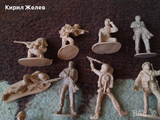 Войници пластмасови 12 броя 51735, снимка 2 - Колекции - 52105463