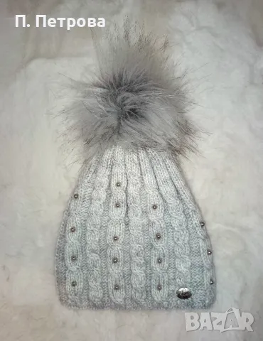 сива плетена зимна шапка с мъниста и пухкав помпон