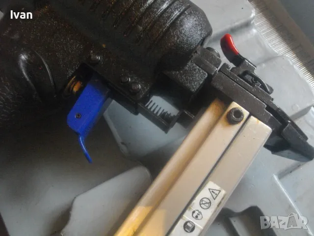 Нидерландски ПНЕВМАТИЧЕН ТАКЕР FERM за скоби 12-25мм в куфар Почти нов ОТЛИЧЕН Quick система глава, снимка 9 - Други инструменти - 47782115