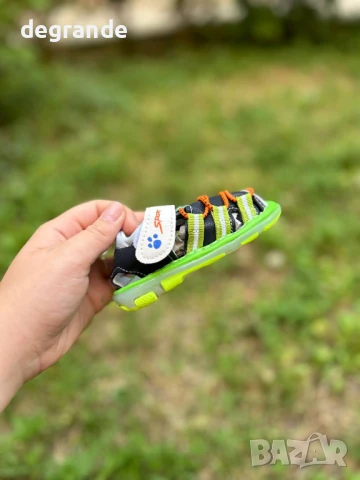 Светещи сандали.Видео на модела на лично, снимка 2 - Бебешки обувки - 50825291