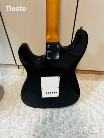 Електрическа китара тип Stratocaster - Перфектно състояние, снимка 3 - Китари - 54307529