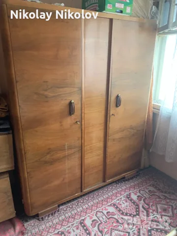 Двукрилен гардероб