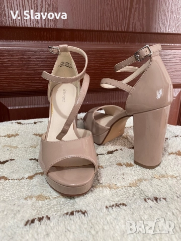 Нови обувки на висок ток 