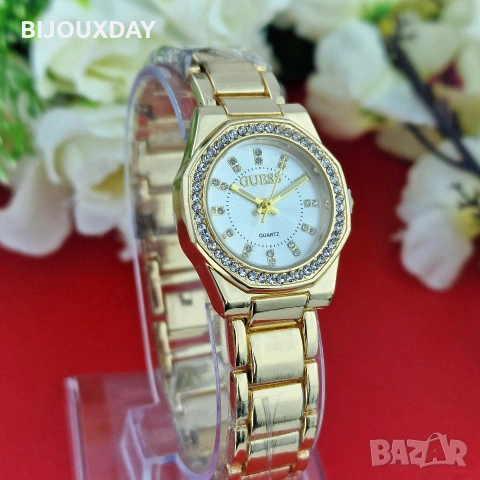 водоустойчив дамски часовник guess от медицинска стомана с бял циферблат