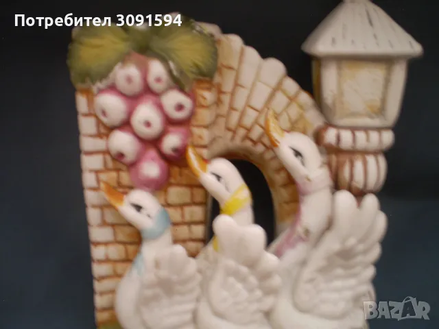 Винтидж ваза с три лебеда от фин бисквитен порцелан, снимка 2 - Други ценни предмети - 49555781