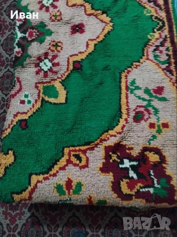 Китеник 200/230 см. изработен от вълна ръчно тъкан в зелено и шарки на цвят, за спалня неизползван, снимка 2 - Покривки за легло - 56070545
