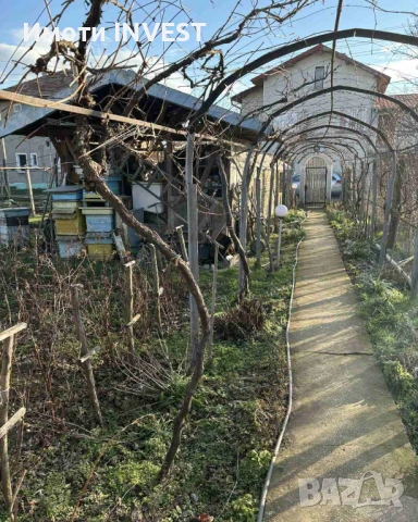 Тухлена къща с голям двор и кладенец – кв. Въбел