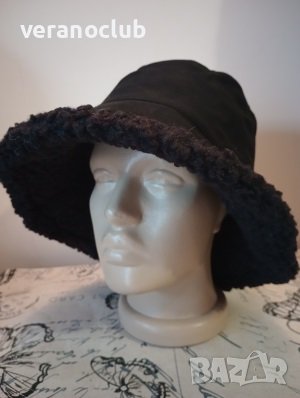 Кокетна зимна шапка с периферия Черна, снимка 1 - Шапки - 39041976